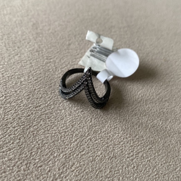 Black V-Shaped Ring - Picture 3 of 5